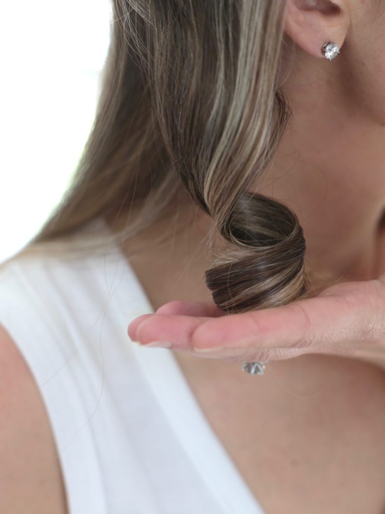 Connecticut life and style blogger, Pinteresting Plans shares a picture tutorial of how to achieve loose curls using the T3 tapered wand on straight hair.