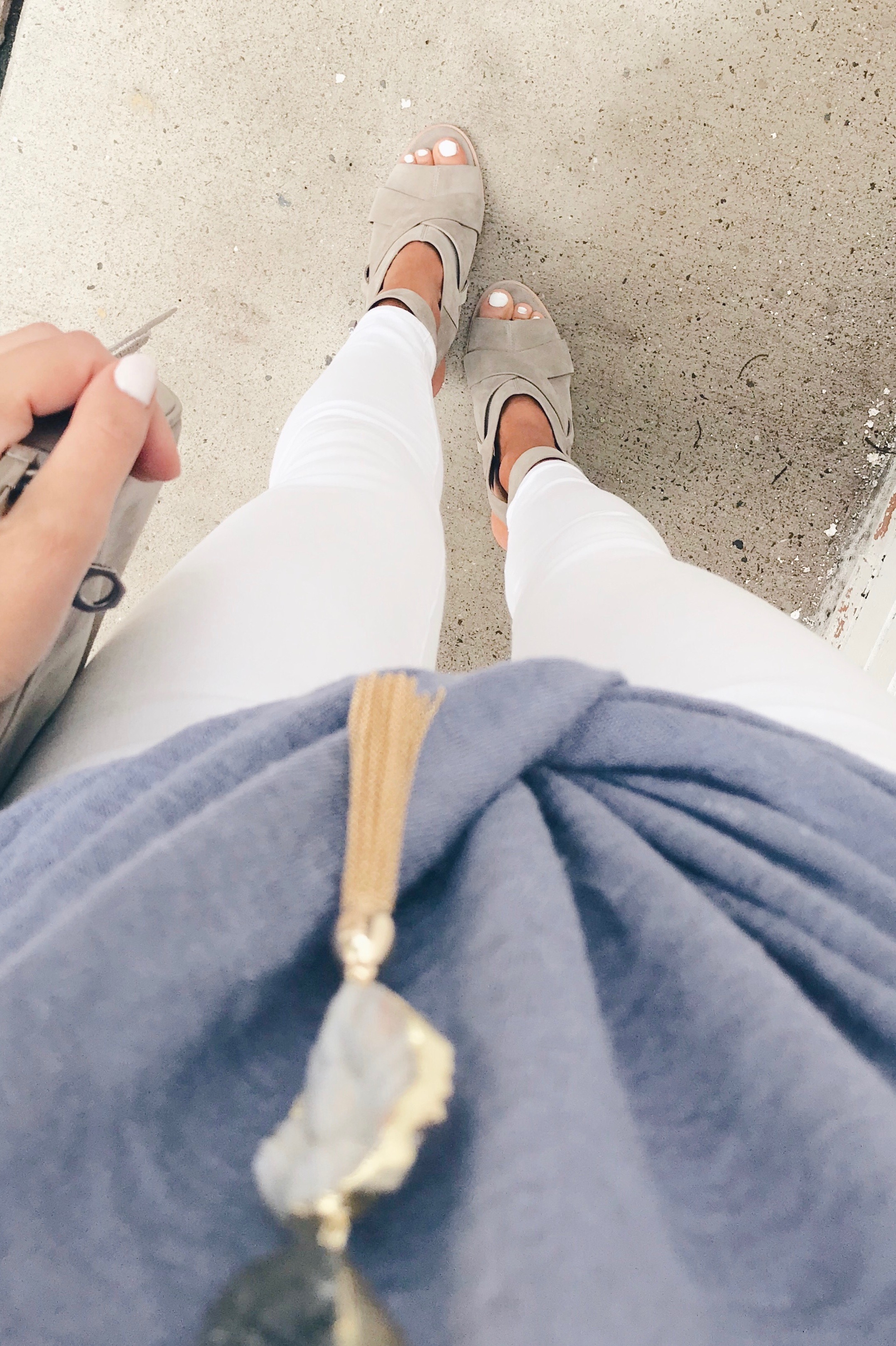Summer Vacation Outfit Ideas - White Jeans/Twist Front tee